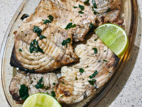 Plat de filet de marlin grillés avec des herbes et quartiers de citron vert