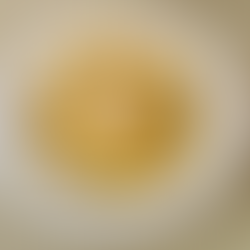 Assiette de tagliatelles au curcuma avec du lards fumé, parmesan, morceaux de piment végétarien rouge et oignon pays.