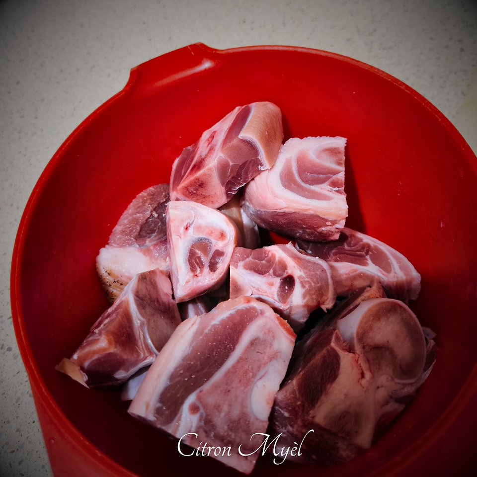 Morceau de porc cru pour ragoût