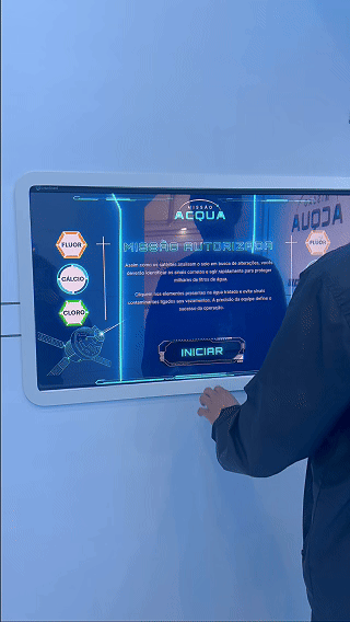 Participantes interagem com o game Missão Acqua no estande da Sabesp durante a SP Innovation Week 2026, em uma experiência gamificada desenvolvida pela Phygital Solutions e Dream Factory com foco em conscientização, reflexo rápido e competição multiplayer.