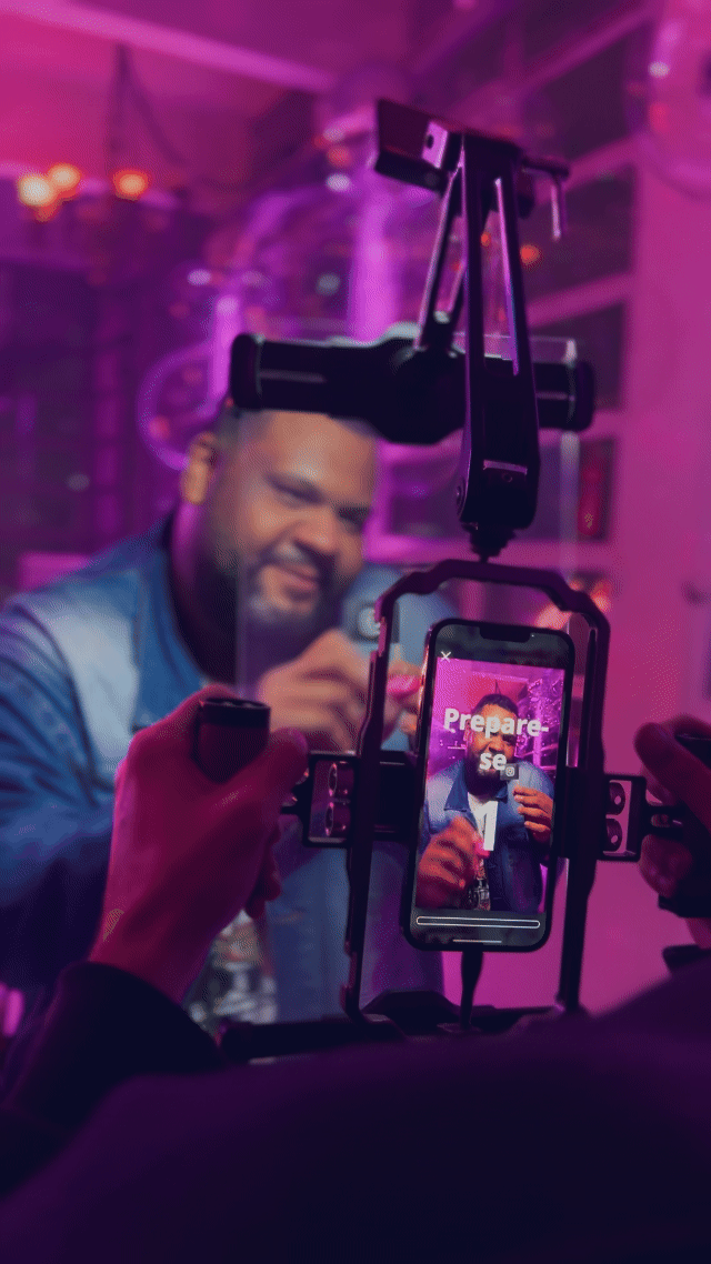 Participante interage com o Roaming Booth da Phygital Solutions durante o evento de 15 anos do Instagram em São Paulo, assinando digitalmente seu vídeo personalizado logo após a captura, em uma experiência que une tecnologia e expressão criativa.