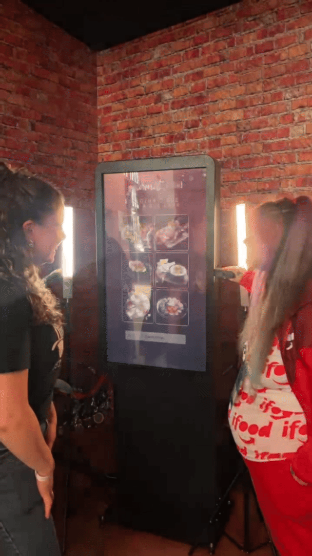 Público escolhe pratos favoritos e recebe avatares personalizados e fotos impressas no espaço Gourmet iFood.