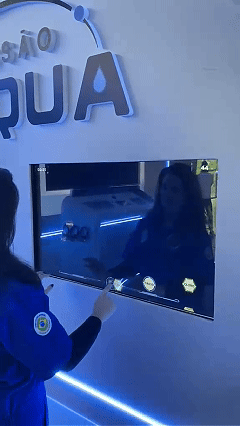 Participantes jogam o Missão Acqua, game desenvolvido pela Phygital Solutions para a Sabesp no SP2B 2026.