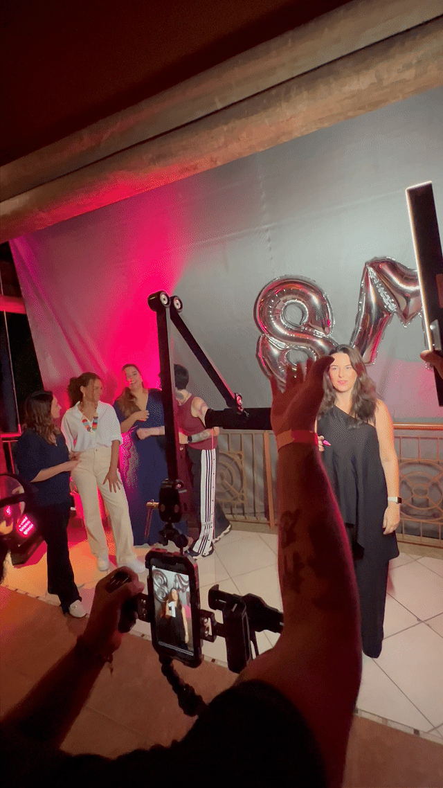 Equipe da Phygital Solutions realizando ativação Roaming Booth para a marca Sem Parar em evento noturno em Campinas, com captação de vídeo itinerante e entrega digital em tempo real.