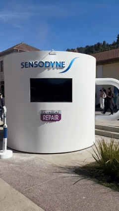 Participante grava vídeo estilo confessionário dentro de estrutura cenográfica da Sensodyne, com tela touch e sistema Phygital que exibe frases em tempo real em uma Social Wall externa durante o Festival de Inverno de Campos do Jordão.