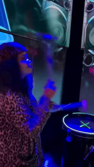 Ativação Beat Hero da Philco no Rock in Rio 2026 com timbaus iluminados e sensores, desenvolvida pela Phygital Solutions junto à Agência Atenas.
