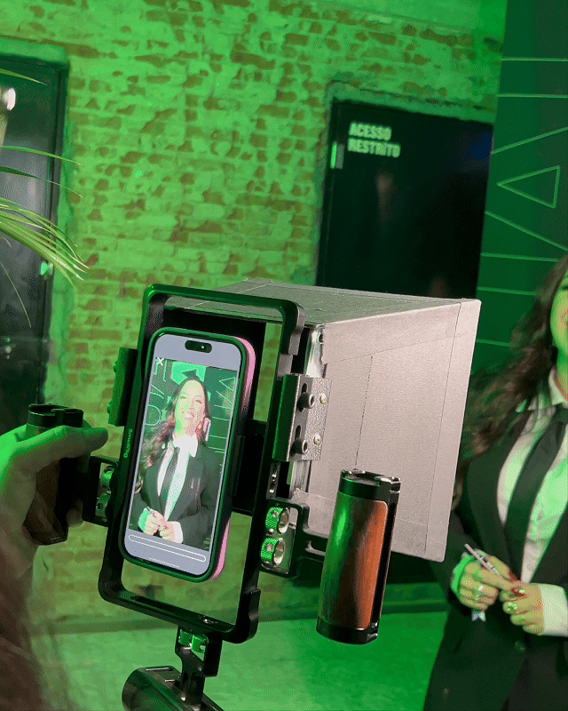 Participante sendo filmado por produtor utilizando o Câmera Sign durante ativação do Spotify EQUALS, com captação guiada e geração de vídeo em tempo real dentro do evento.