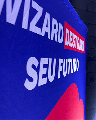 Participante interagindo com o Reaction Ring na Kings League Brazil, ativação desenvolvida pela Phygital Solutions em parceria com a Wizard e a agência Arsenal, onde reflexos e agilidade são testados em uma dinâmica interativa com estímulos luminosos em tempo real.