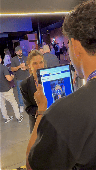 Participante vive experiência Cinema AI 4D da Record no Maximídia 2026, com efeitos sensoriais, vídeo personalizado e inteligência artificial desenvolvida pela Phygital Solutions.