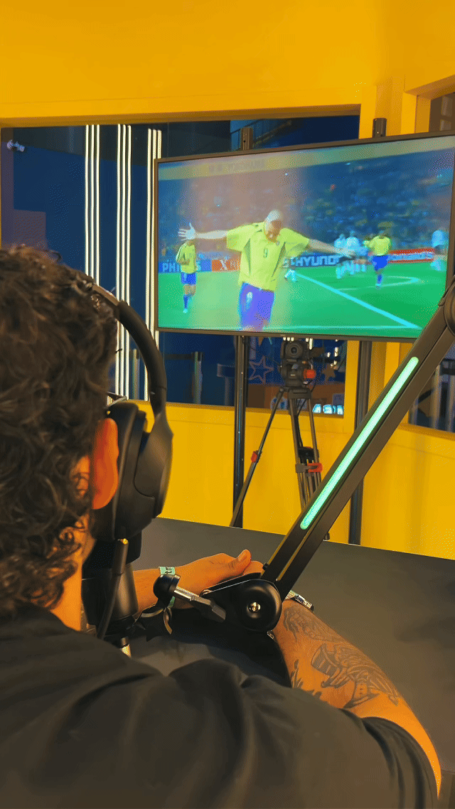 Cabine de Narração Casa CazéTV com torcedor gravando sua própria narração esportiva em uma experiência interativa desenvolvida pela Phygital Solutions em parceria com a TM1.