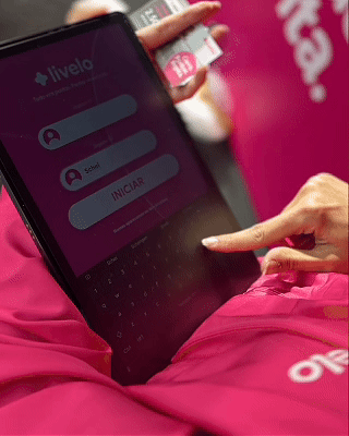 Participantes interagem com ativações da Livelo EcoRun desenvolvidas pela Phygital Solutions, incluindo disputa no Fast Feet e vídeo personalizado com assinatura no Camera Sign.