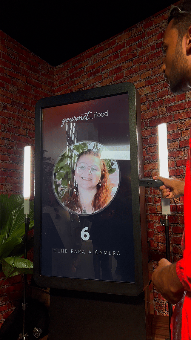 Público escolhe pratos favoritos e recebe avatares personalizados e fotos impressas no espaço Gourmet iFood.