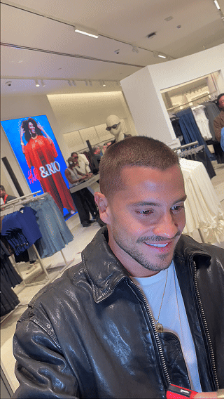 Participantes interagem com ativação Câmera Sign durante a inauguração da loja H&M no Shopping Rio Sul, criando vídeos personalizados com assinatura digital diretamente na lente da câmera.