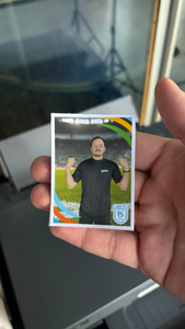 Ativação da SABESP no Museu do Futebol, desenvolvida pela Phygital Solutions para a Dream Factory, transformou visitantes em figurinhas personalizadas inspiradas nos álbuns de Copa.