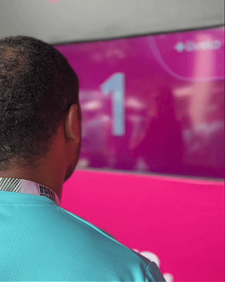 Participantes interagem com ativações da Livelo EcoRun desenvolvidas pela Phygital Solutions, incluindo disputa no Fast Feet e vídeo personalizado com assinatura no Camera Sign.