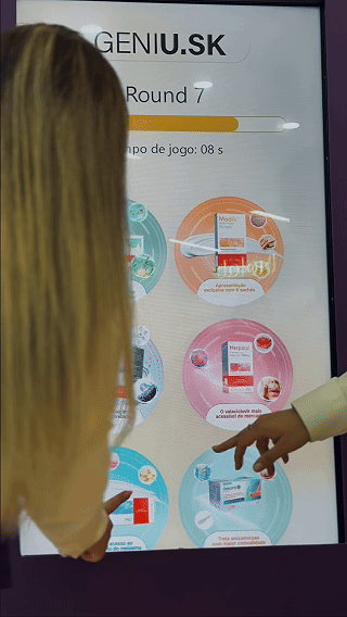 Participante interage com o GeniUS.K, jogo de memória personalizado pela Phygital Solutions para a US.K no Teraderm 2026.