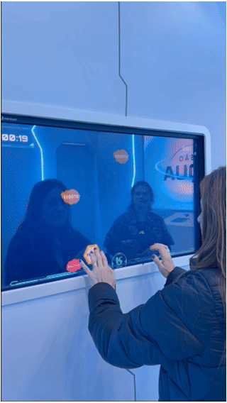 Participantes interagem com o game Missão Acqua no estande da Sabesp durante a SP Innovation Week 2026, em uma experiência gamificada desenvolvida pela Phygital Solutions e Dream Factory com foco em conscientização, reflexo rápido e competição multiplayer.