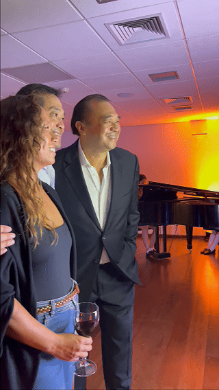 Totem Capture Booth instalado no evento de Centenário do St. Paul’s School, com participante posando para foto e impressão instantânea 10x15 sendo realizada no local.