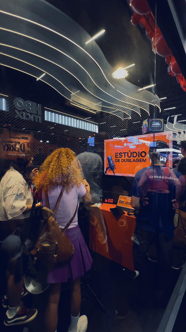 Fãs participam da experiência de dublagem anime no estande da Crunchyroll na CCXP