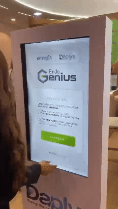 Participante interage com o Genius personalizado pela Phygital Solutions para a EMS durante o CBEM 2