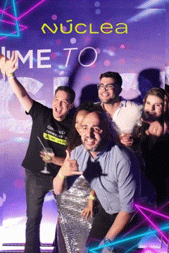 Ativação Photo Freeze da Phygital Solutions na festa de fim de ano da Nuclea: seis câmeras capturando momentos de celebração.