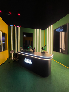 Cabine de Narração Casa CazéTV com torcedor gravando sua própria narração esportiva em uma experiência interativa desenvolvida pela Phygital Solutions em parceria com a TM1.