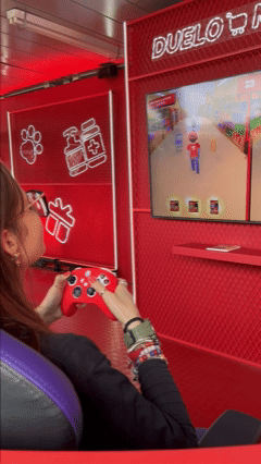 Visitantes jogam Modo Entrega e Duelo Mercado no Stand Bar do iFood, com tablets controlando estoque e prêmios.