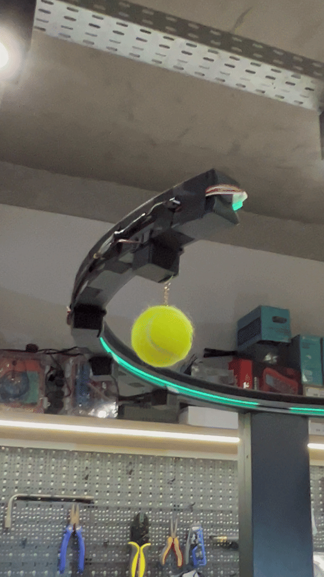 Ativação Reaction Ring no espaço da EMS durante o RIO OPEN 2026, com participante dentro da estrutura semicircular interativa enquanto o público acompanha ao redor em ambiente de evento esportivo.