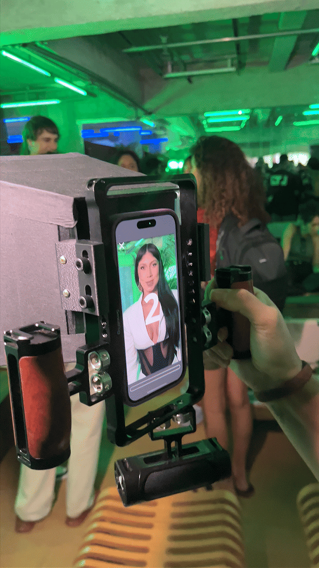 Participante sendo filmado por produtor utilizando o Câmera Sign durante ativação do Spotify EQUALS, com captação guiada e geração de vídeo em tempo real dentro do evento.