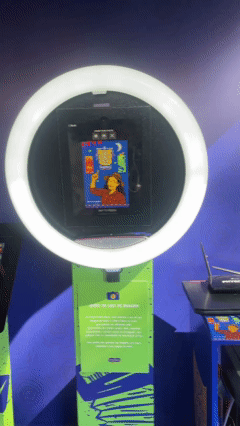 Participante tira foto no AI Booth da Santa Helena durante a Festa Junina do Clube Pinheiros e recebe imagem impressa no estilo Cordel.