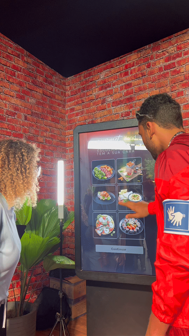 Público escolhe pratos favoritos e recebe avatares personalizados e fotos impressas no espaço Gourmet iFood.