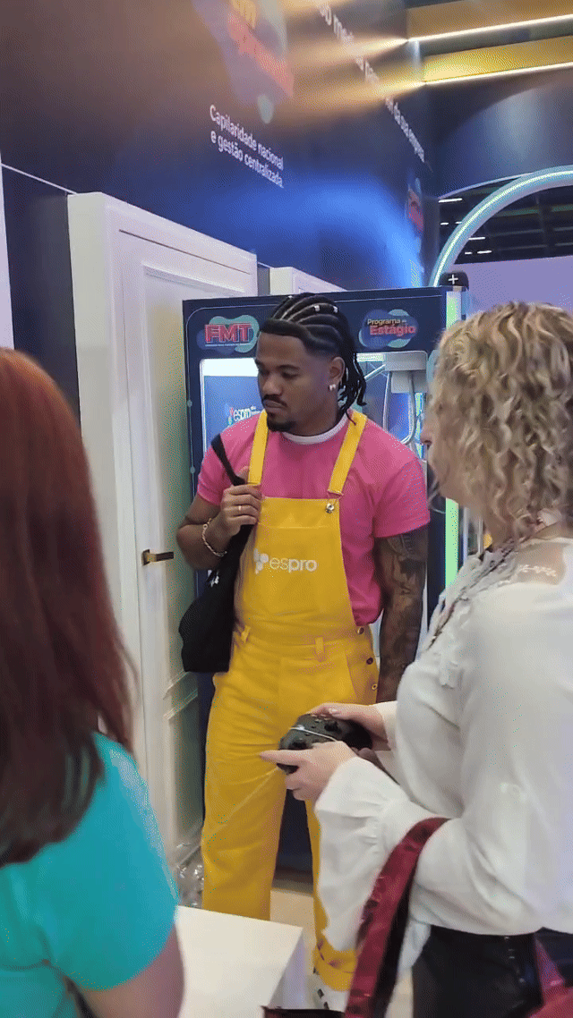 Participantes jogam game interativo inspirado em Pacman no estande da Espro durante o CONARH 2025. A ativação, criada pela Phygital Solutions em parceria com a agência Beez, permitia escolha de avatar, cenários e promovia engajamento com propósito.