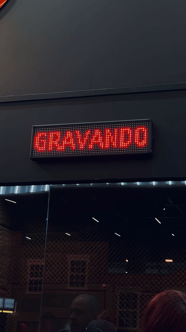 Fãs participam da experiência de dublagem anime no estande da Crunchyroll na CCXP