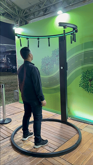 Participante testa velocidade e reflexos no Reaction Ring personalizado pela Phygital Solutions para