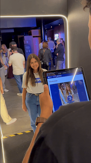 Participante vive experiência Cinema AI 4D da Record no Maximídia 2026, com efeitos sensoriais, vídeo personalizado e inteligência artificial desenvolvida pela Phygital Solutions.