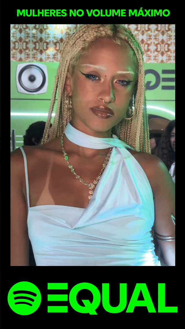 Participante sendo filmado por produtor utilizando o Câmera Sign durante ativação do Spotify EQUALS, com captação guiada e geração de vídeo em tempo real dentro do evento.