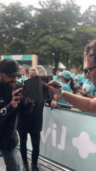 Participantes interagem com ativações da Livelo EcoRun desenvolvidas pela Phygital Solutions, incluindo disputa no Fast Feet e vídeo personalizado com assinatura no Camera Sign.