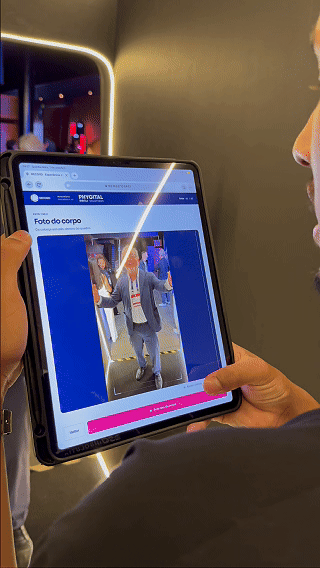 Participante vive experiência Cinema AI 4D da Record no Maximídia 2026, com efeitos sensoriais, vídeo personalizado e inteligência artificial desenvolvida pela Phygital Solutions.