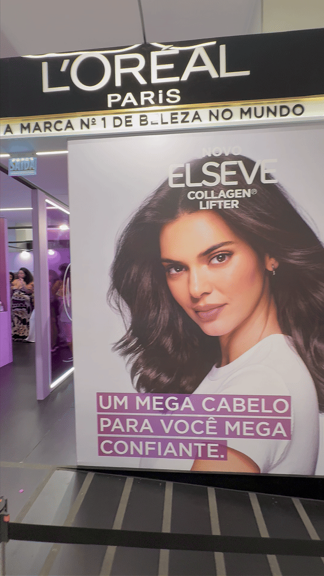 Ativação interativa da L’Oréal com totem digital capturando vídeo em slow motion para registrar transformação de cabelo durante experiência em shopping.