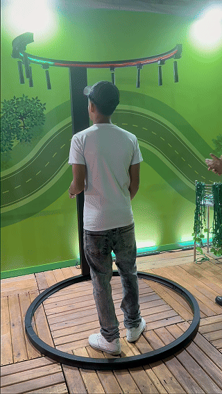 Participante testa velocidade e reflexos no Reaction Ring personalizado pela Phygital Solutions para