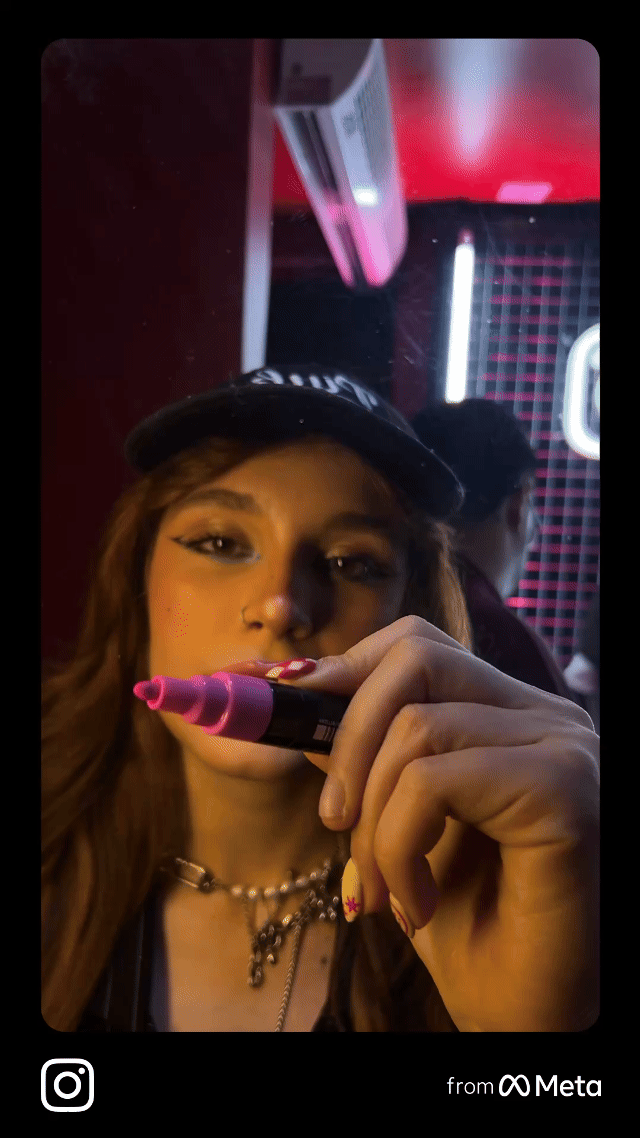 Participante interage com o Roaming Booth da Phygital Solutions durante o evento de 15 anos do Instagram em São Paulo, assinando digitalmente seu vídeo personalizado logo após a captura, em uma experiência que une tecnologia e expressão criativa.