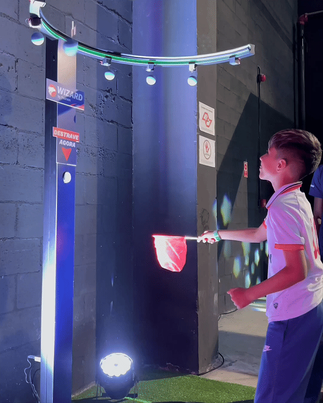 Participante interagindo com o Reaction Ring na Kings League Brazil, ativação desenvolvida pela Phygital Solutions em parceria com a Wizard e a agência Arsenal, onde reflexos e agilidade são testados em uma dinâmica interativa com estímulos luminosos em tempo real.