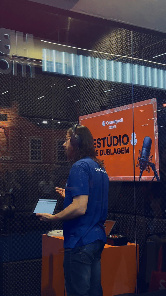 Fãs participam da experiência de dublagem anime no estande da Crunchyroll na CCXP