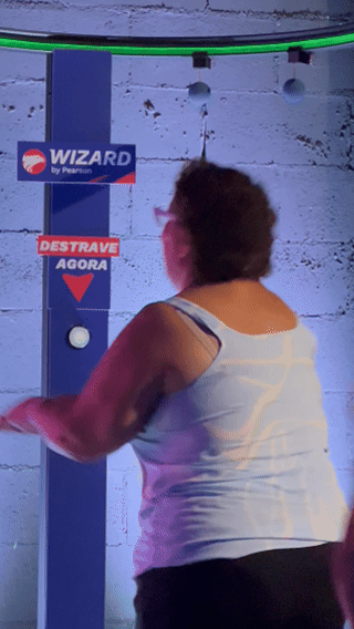 Participante interagindo com o Reaction Ring na Kings League Brazil, ativação desenvolvida pela Phygital Solutions em parceria com a Wizard e a agência Arsenal, onde reflexos e agilidade são testados em uma dinâmica interativa com estímulos luminosos em tempo real.