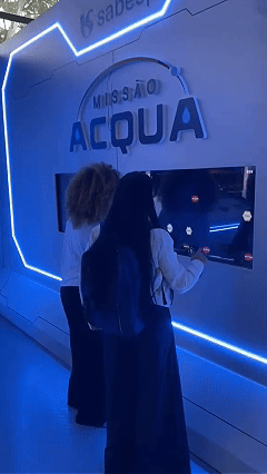 Participantes jogam o Missão Acqua, game desenvolvido pela Phygital Solutions para a Sabesp no SP2B 