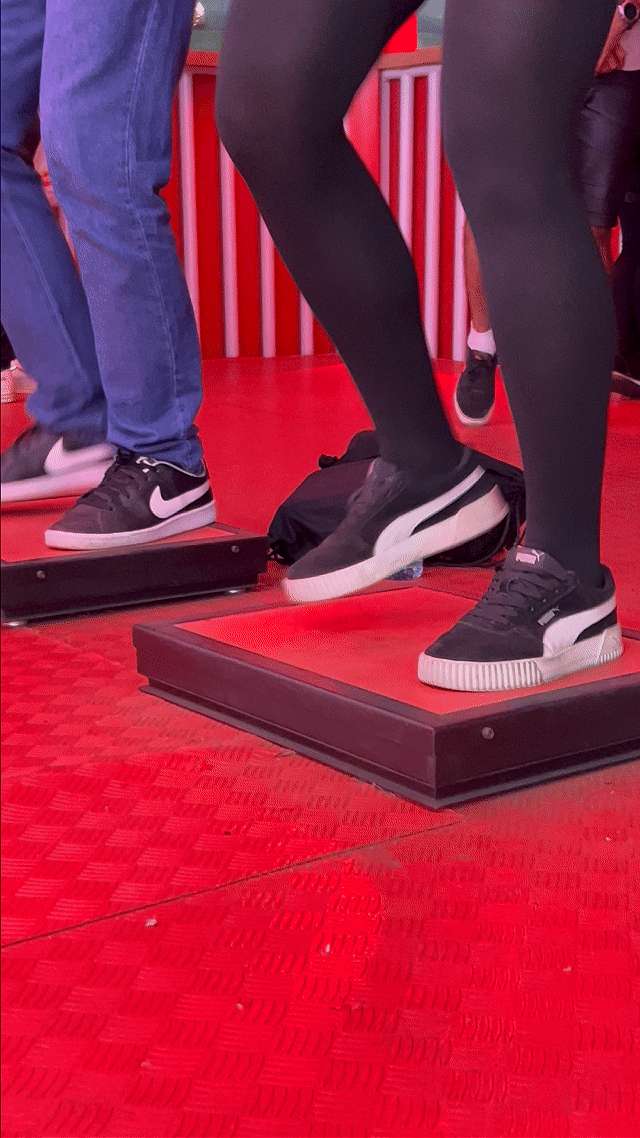 Visitantes jogam Modo Entrega e Duelo Mercado no Stand Bar do iFood, com tablets controlando estoque e prêmios.