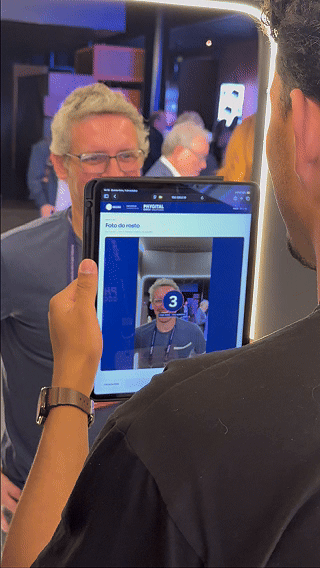 Participante vive experiência Cinema AI 4D da Record no Maximídia 2026, com efeitos sensoriais, vídeo personalizado e inteligência artificial desenvolvida pela Phygital Solutions.