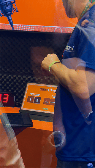 Fãs participam da experiência de dublagem anime no estande da Crunchyroll na CCXP