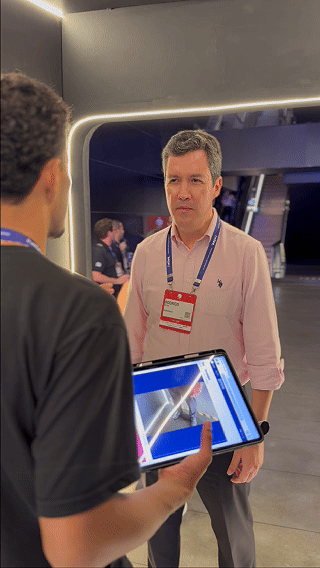 Participante vive experiência Cinema AI 4D da Record no Maximídia 2026, com efeitos sensoriais, vídeo personalizado e inteligência artificial desenvolvida pela Phygital Solutions.