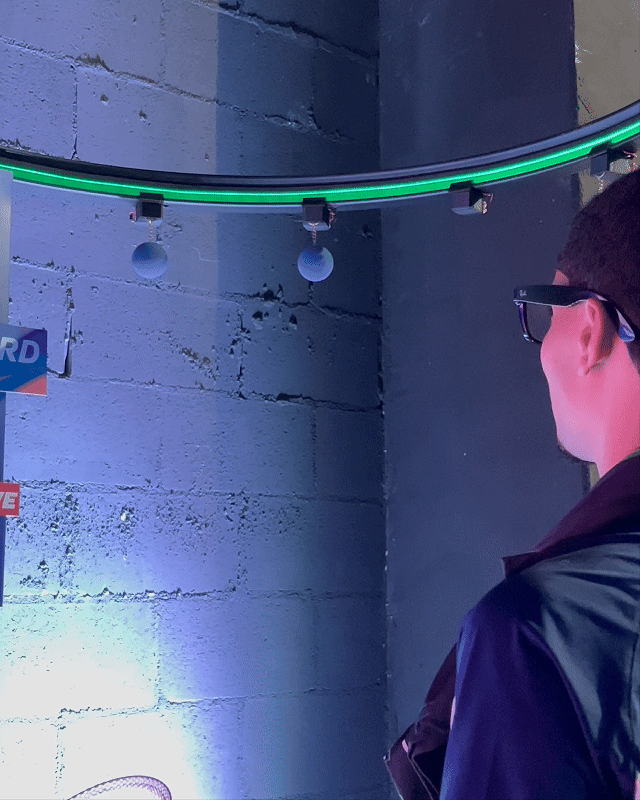 Participante interagindo com o Reaction Ring na Kings League Brazil, ativação desenvolvida pela Phygital Solutions em parceria com a Wizard e a agência Arsenal, onde reflexos e agilidade são testados em uma dinâmica interativa com estímulos luminosos em tempo real.